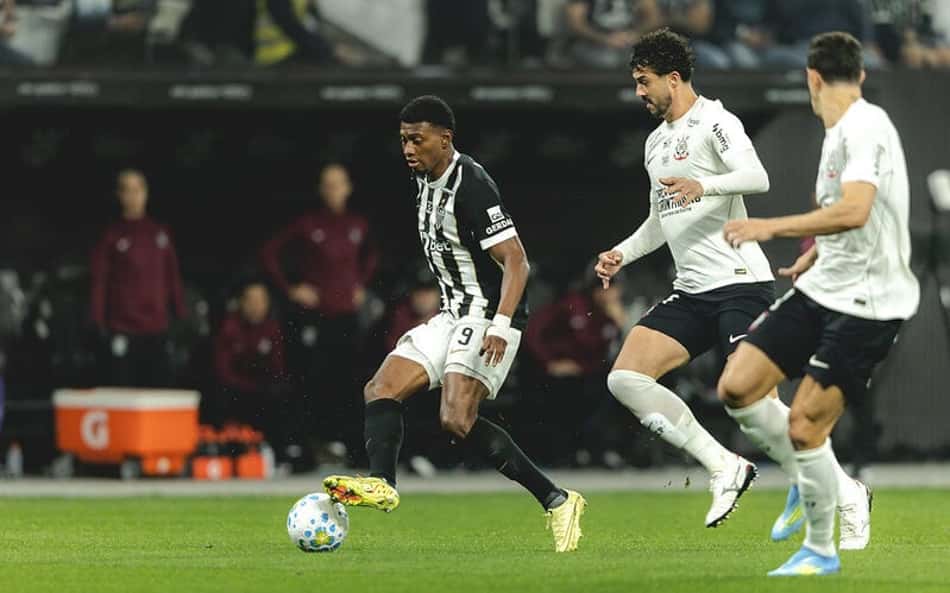 Gol perdido em Corinthians x Atlético-MG chama atenção: 'Cintura dura'