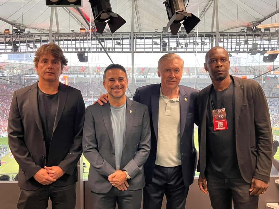 Cristiano Nunes, Rodrigo Caetano, Carlo Ancelotti e Juan no Maracanã para Flamengo x Vasco