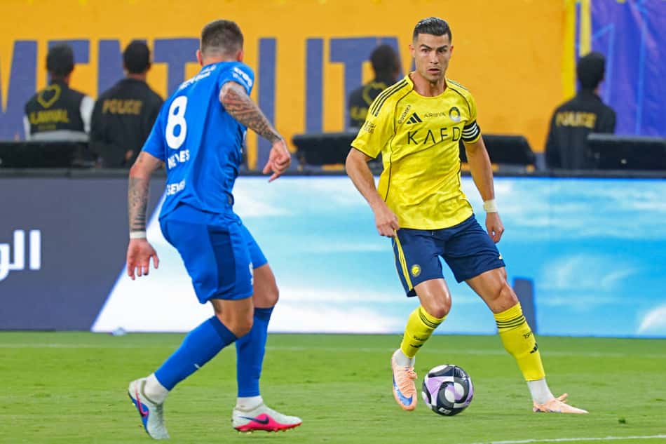 Cristiano Ronaldo encara a marcação de Rúben Neves em Al-Nassr x Al-Hilal