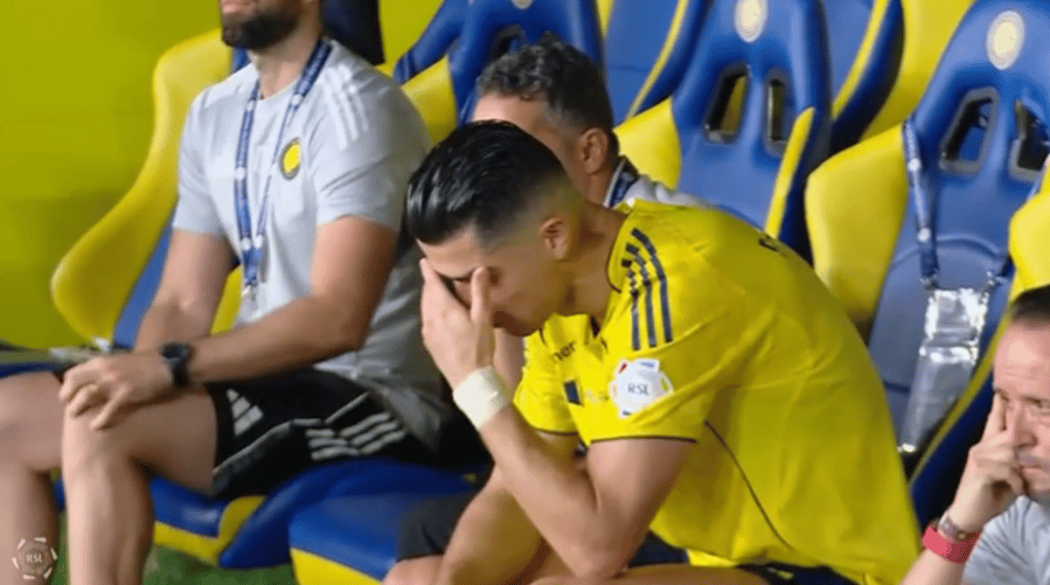 Cristiano Ronaldo lamenta gol sofrido pelo Al-Nassr após falha de Bento, da Seleção Brasileira (Foto: Reprodução/GOAT)