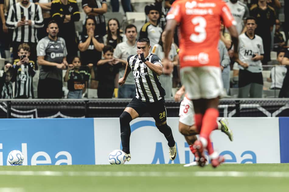 Cuello em Atlético x Cienciano (Foto: Pedro Souza / Atlético)