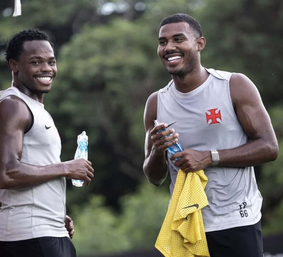 Cuiabano ao lado Andrés Gómes em treino do Vasco