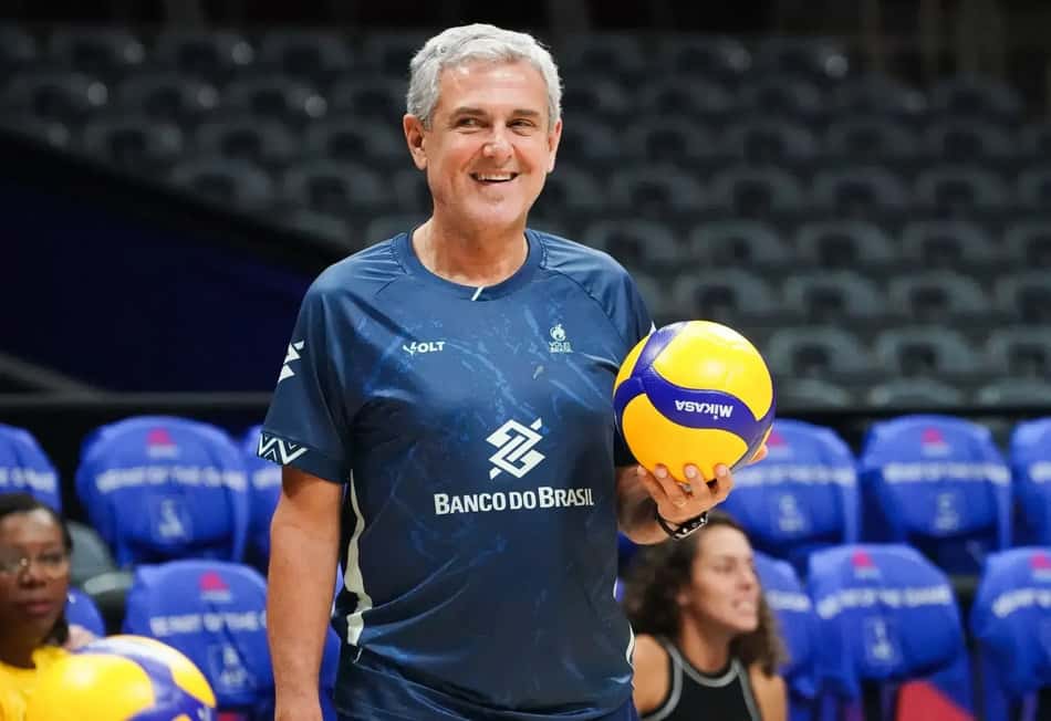 José Roberto Guimarães, em treino da Seleção Brasileira Feminina (Foto: Divulgação/CBV)