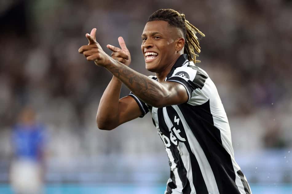 Danilo, do Botafogo, comemora um de seus gols com a camisa do Alvinegro