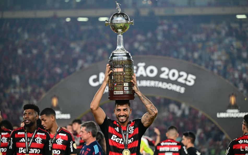 Danilo ergue taça da Libertadores - Flamengo campeão da edição 2025