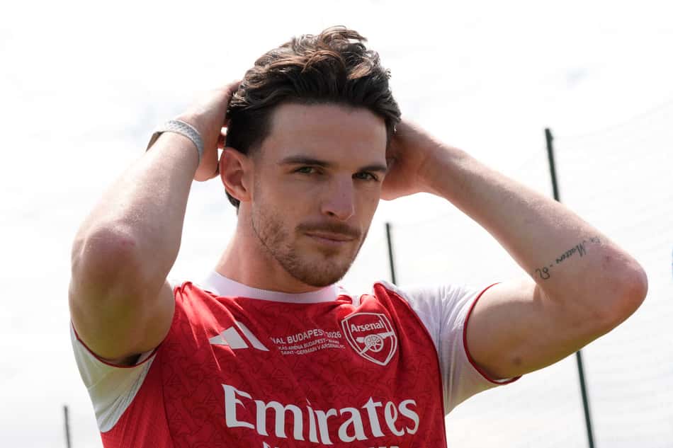 Declan Rice olha para câmera durante treino do Arsenal