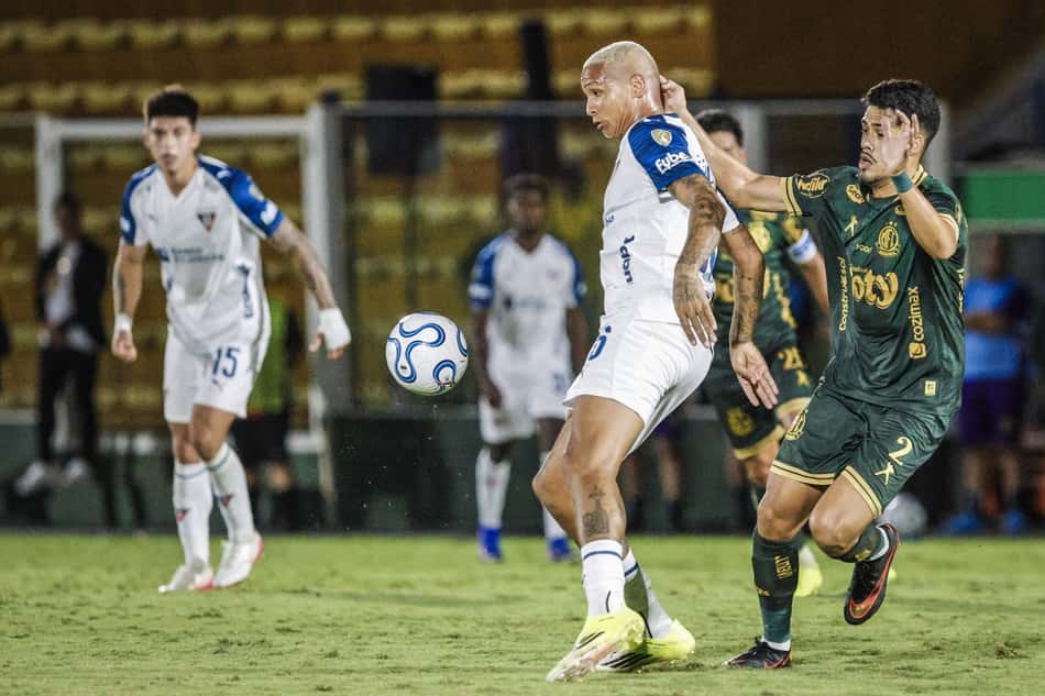 Deyverson em ação durante Mirassol x LDU