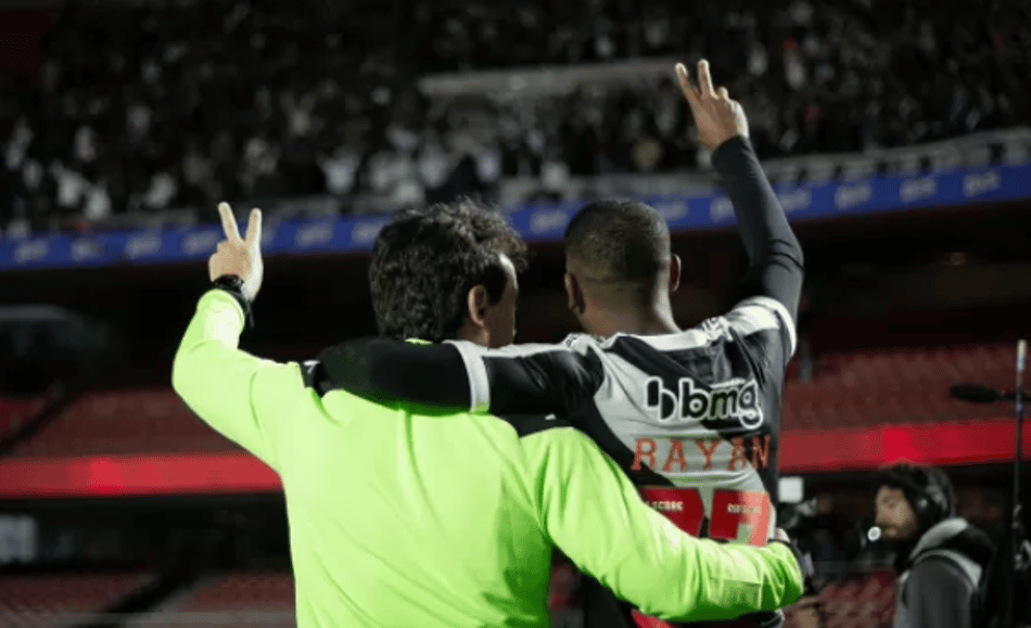 Fernando Diniz ao lado de Rayan após vitória do Vasco