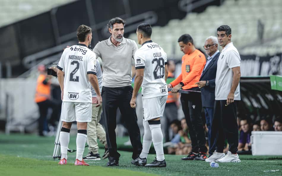 Domínguez conversa com Cuello e Natanael em Ceará x Atlético (Foto: Pedro Souza / Atlético)
