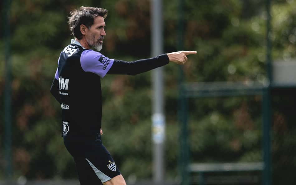Domínguez dá instruções em treino no Atlético (Foto: Pedro Souza / Atlético)