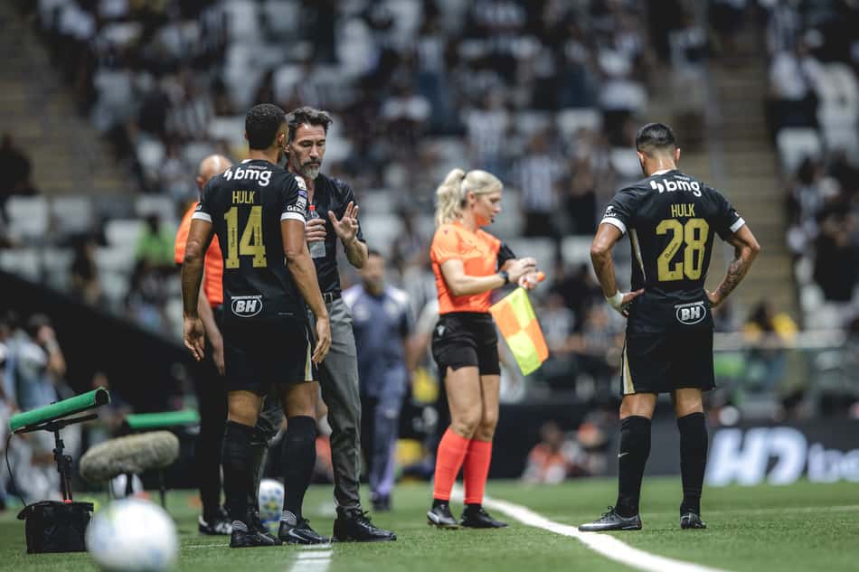 Domínguez dando instruções em Atlético x Botafogo (Foto: Pedro Souza / Atlético)