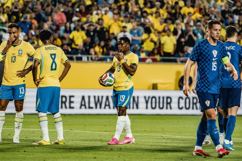 Endrick segurando a bola contra a Croácia em amistoso preparatório para a Copa do Mundo