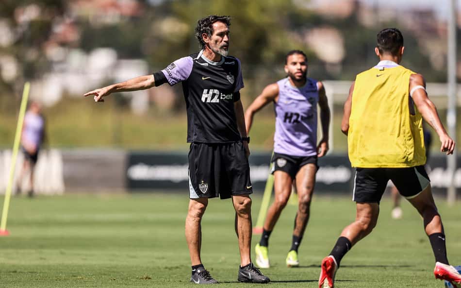 Desfalques na defesa e meio: As opções de Domínguez para escalar o Atlético-MG contra o Botafogo