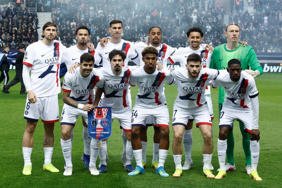 Elenco do PSG perfilado antes do jogo contra o Paris FC, pela Ligue 1