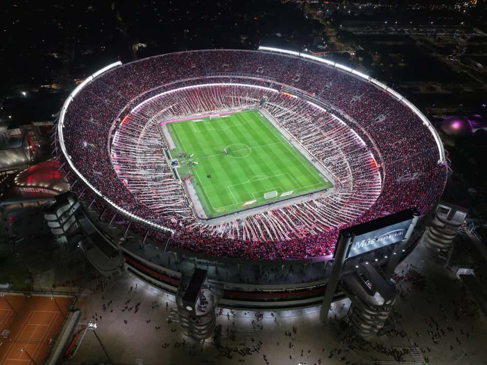 Estádio Mâs Monumental lotado em jogo do River Plate