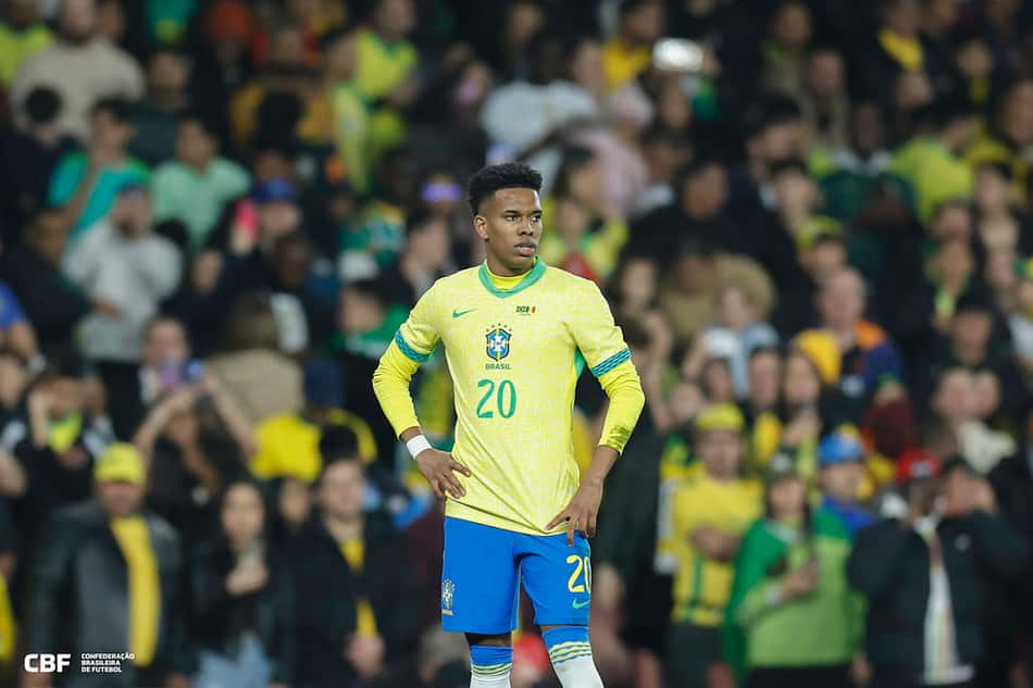 Estêvão, com a camisa número 20 da Seleção Brasileira, leva as mãos à cintura