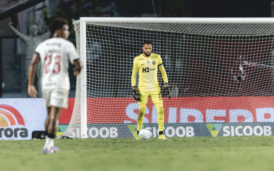 Éverson contra o Vasco (Foto: Pedro Souza / Atlético)