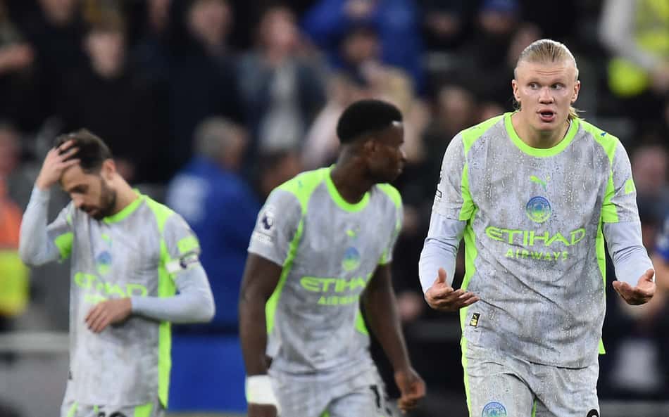 Everton e Manchester City empataram por 3 a 3 pela Premier League (Foto: PETER POWELL / AFP)