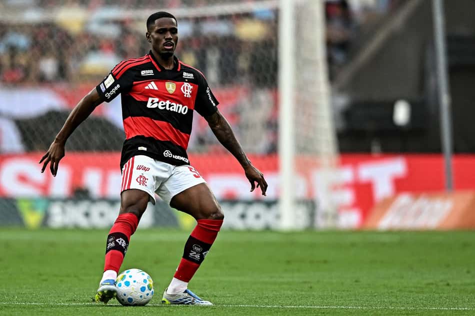 Evertton Araújo conduz saída de bola em jogo do Flamengo