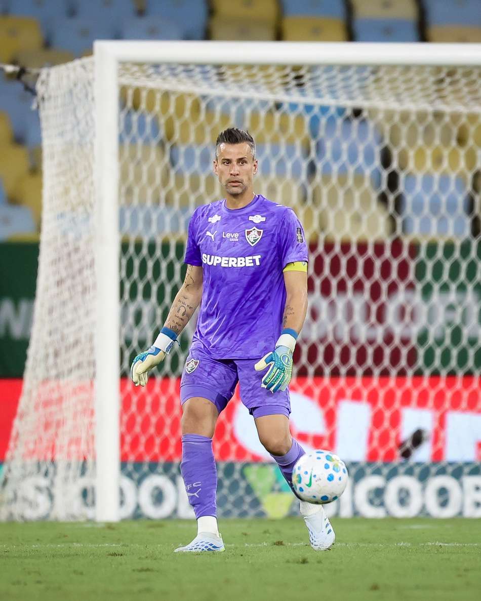 Goleiro Fábio, do Fluminense, atuando no Maracanã