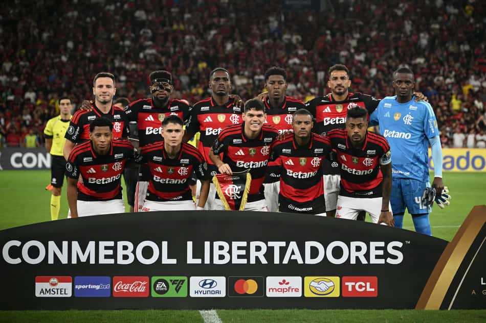 Time do Flamengo perfilado no Maracanã