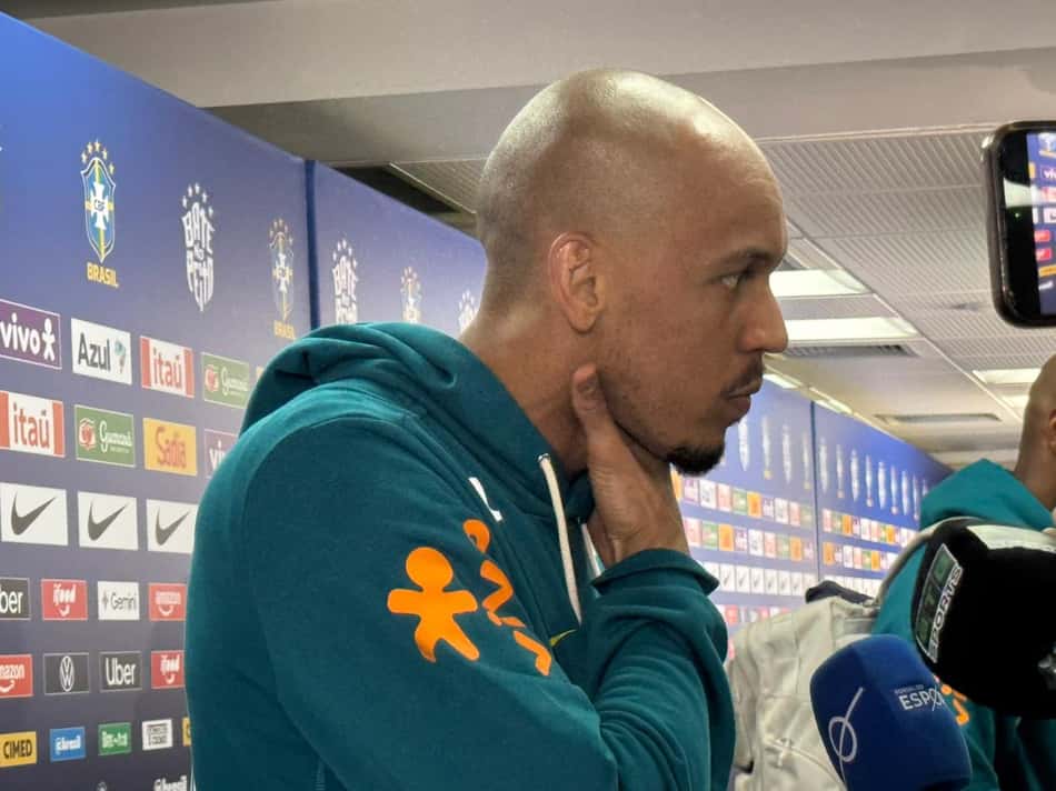 Fabinho conversa com a imprensa após vitória do Brasil sobre o Panamá
