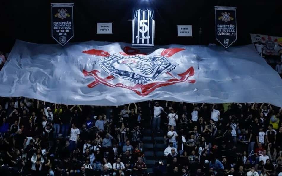 Fiel Torcida no jogo 2 da semifinal do NBB contra o Pinheiros (Foto: Beto Miller / Corinthians)