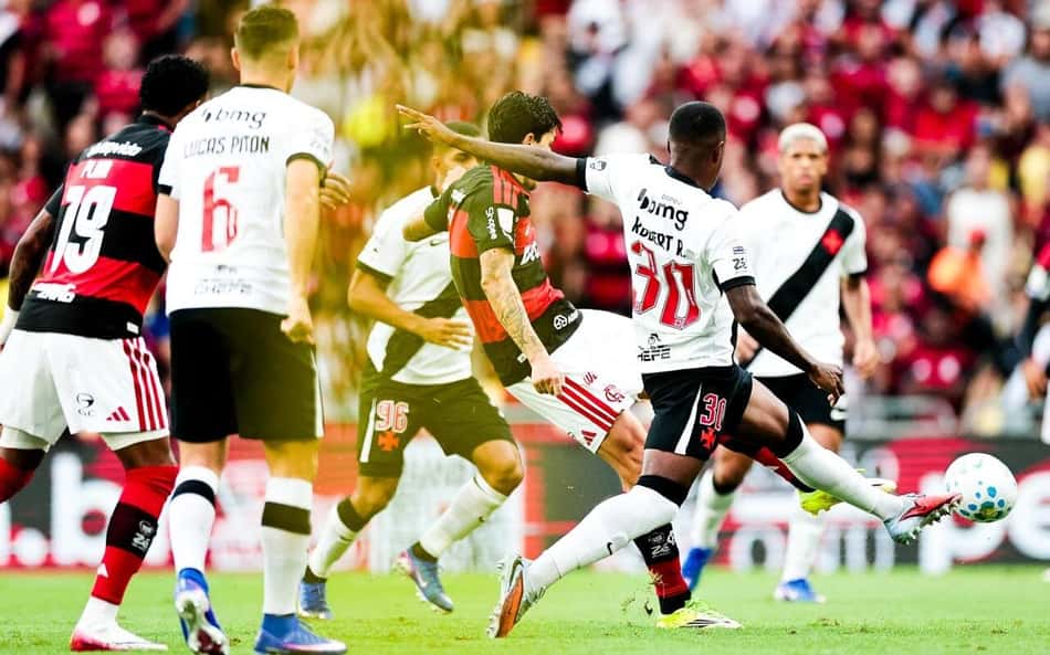 Número de torcedores do Vasco contra o Flamengo gera provocações: '10%'