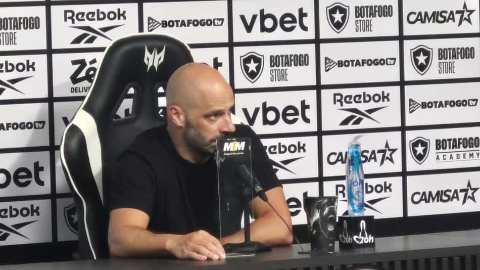 Franclim Carvalho ouve pergunta de jornalista durante coletiva do Botafogo
