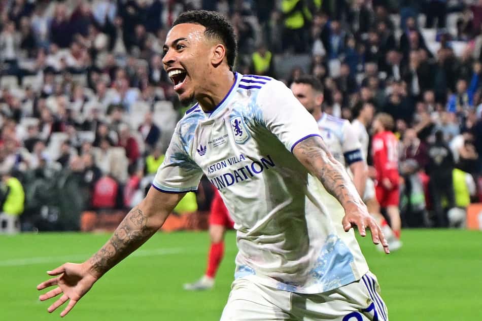 Rogers em ação com a camisa do Aston Villa comemora a vitória sobre o Freiburg na conquista da Europa League