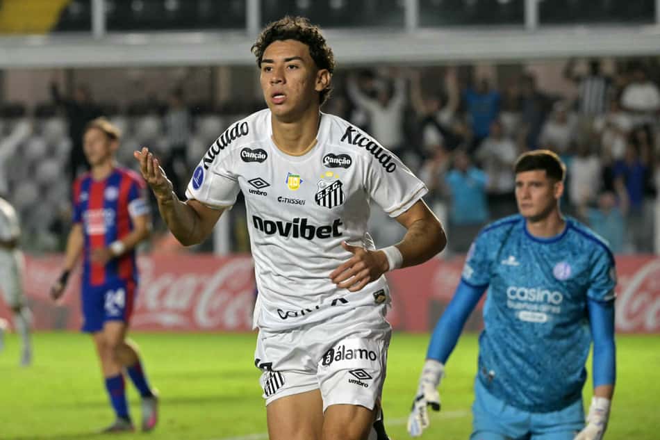 Bontempo comemorando contra o San Lorenzo na Sul-Americana