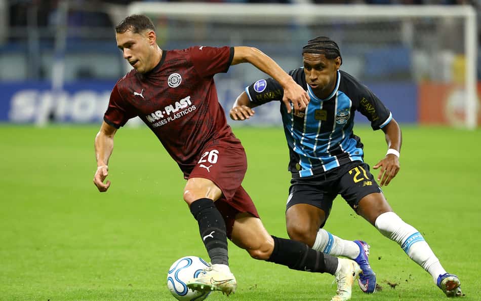 Jogadores do Grêmio e Torque durante partida da Sul-Americana