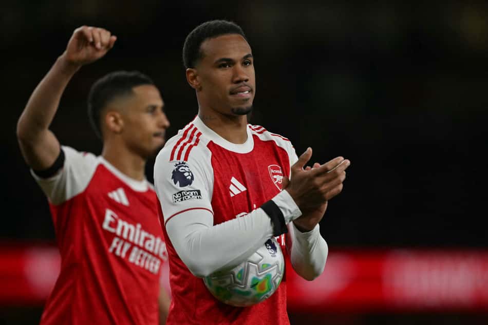 Gabriel Magalhães aplaude torcida após vitória do Arsenal