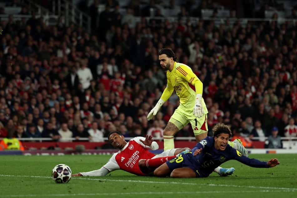Gabriel Magalhães divide e impede gol de Simeone em Arsenal x Atlético de Madrid, pela Champions League