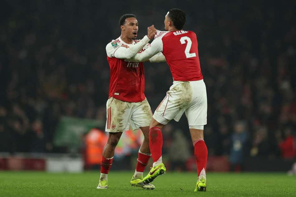 Gabriel Magalhães e Saliba comemoram classificação do Arsenal na semifinal da Copa da Liga Inglesa