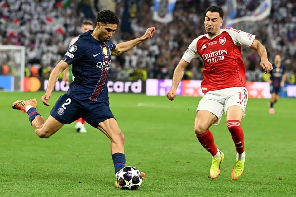 Gabriel Martinelli na marcação de Hakimi durante final da Champions entre PSG e Arsenal