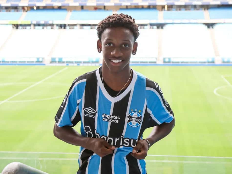 Promessa da base, Gabriel Mec posa com a camisa do Grêmio