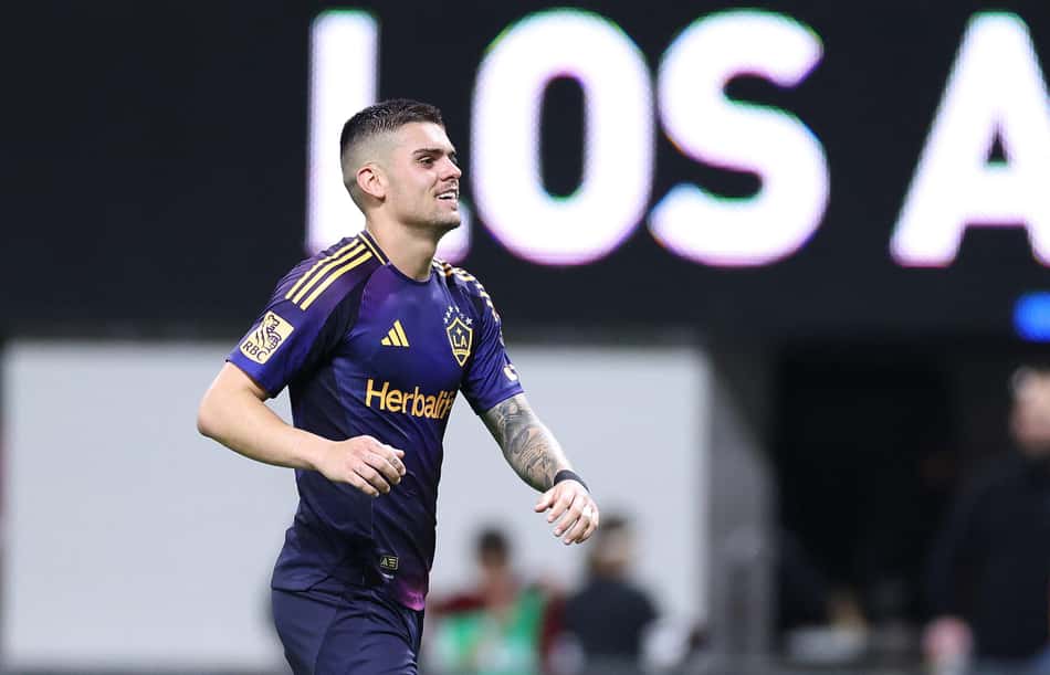 Gabriel Pec em ação pelo LA Galaxy (Foto: Kevin C. Cox/AFP)