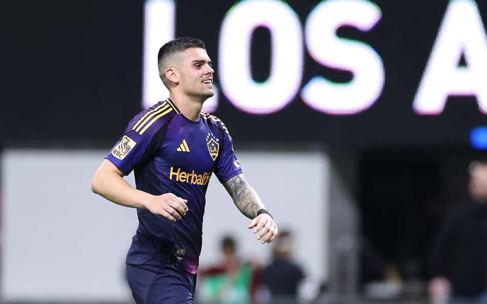 'Insano': Gabriel Pec, ex-Vasco, faz golaço e estrangeiros se dividem; veja