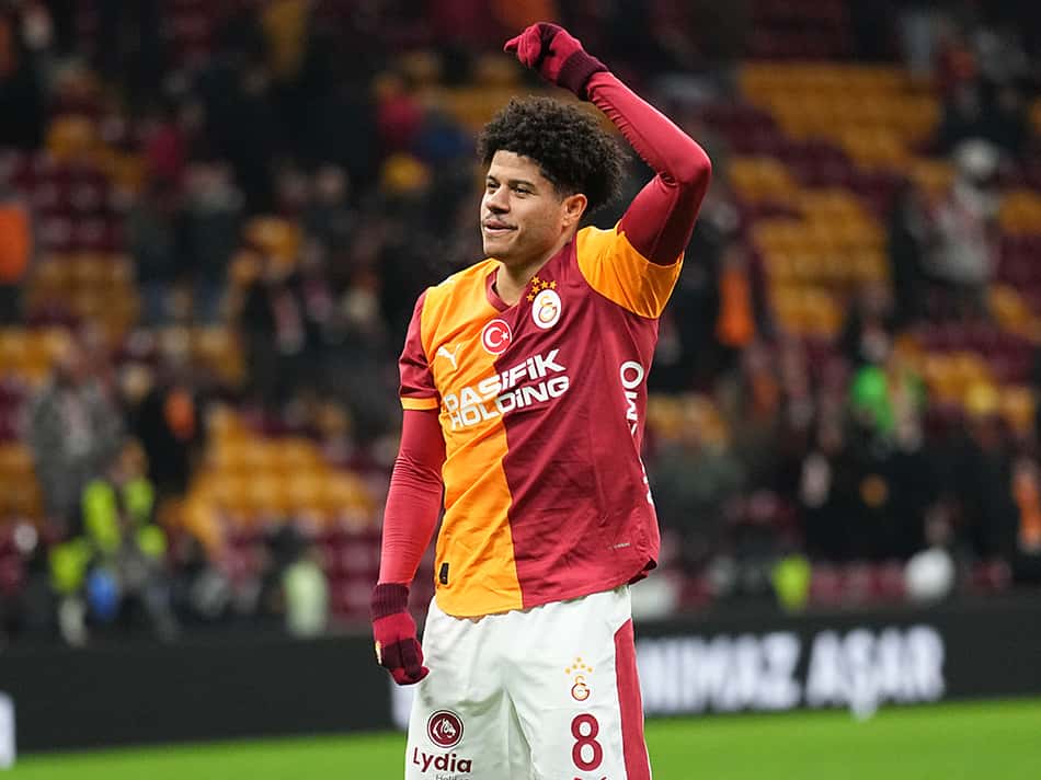 Gabriel Sara pelo Galatasaray (Foto: Divulgação/Galatasaray)