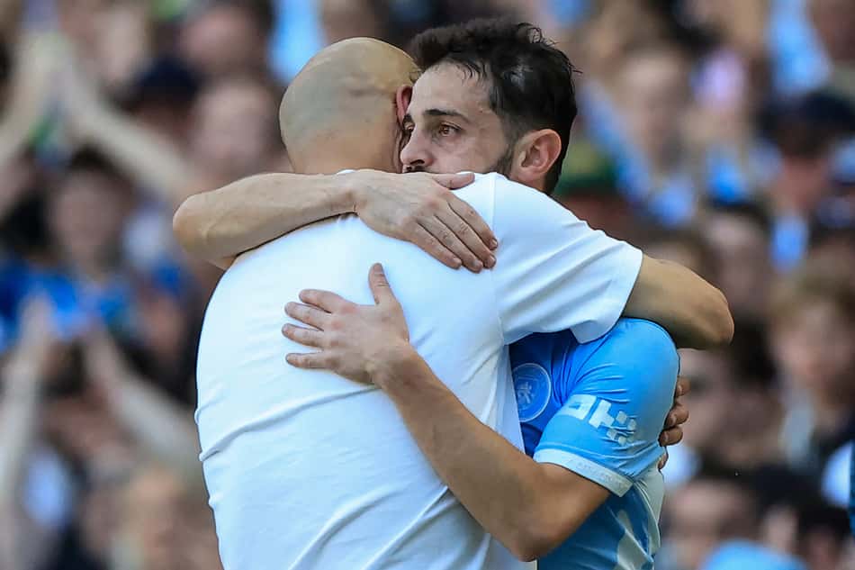 Guardiola e Bernardo Silva se despedem do Manchester City durante jogo contra o Aston Villa