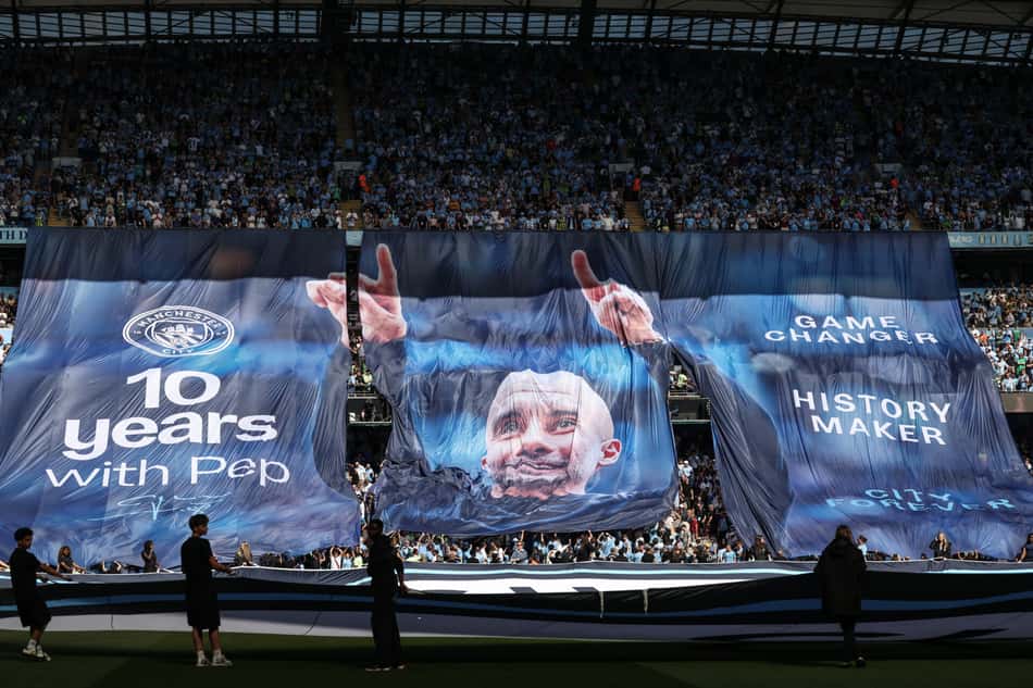 Guardiola é homenageado nas arquibadas do Etihad Stadium em Manchester City x Aston Villa