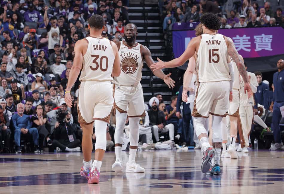 Gui Santos com Stephen Curry e Draymond Green em jogo do Golden State Warriors (Foto: Rocky Widner/NBAE via Getty Images/AFP