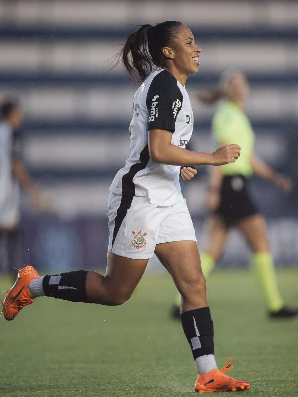 Zagueira Thaís Ferreira abriu o placar em Corinthians x Grêmio. (Foto: Victor Lannes)