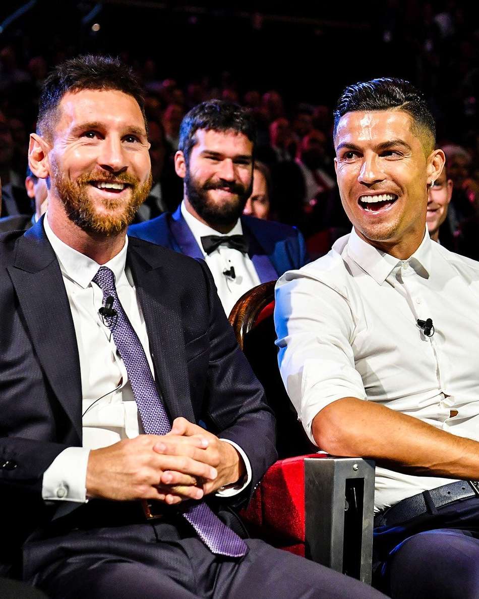 Messi e Cristiano Ronaldo em evento da Bola de Ouro (Foto: Reprodução / X)