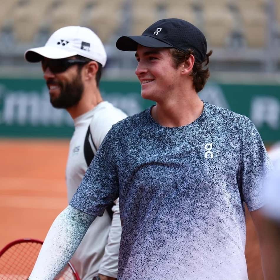 O técnico Guilherme Teixeira e João Fonseca em Roland Garros (Foto: Reprodução)