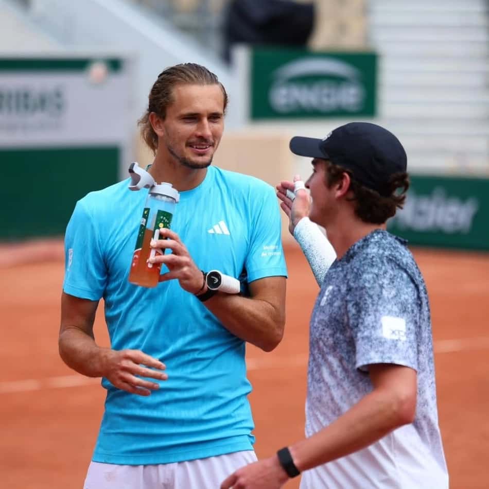 João Fonseca conversa com o alemão Alexander Zverev em Roland Garros (Reprodução)