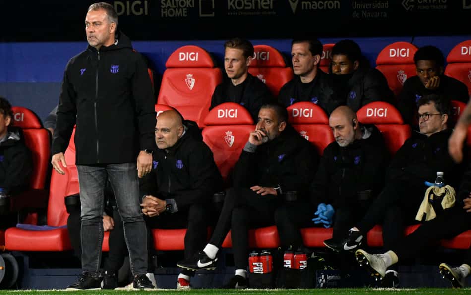 Hansi-Flick durante a vitória do Barcelona sobre o Osasuna, pela La Liga
