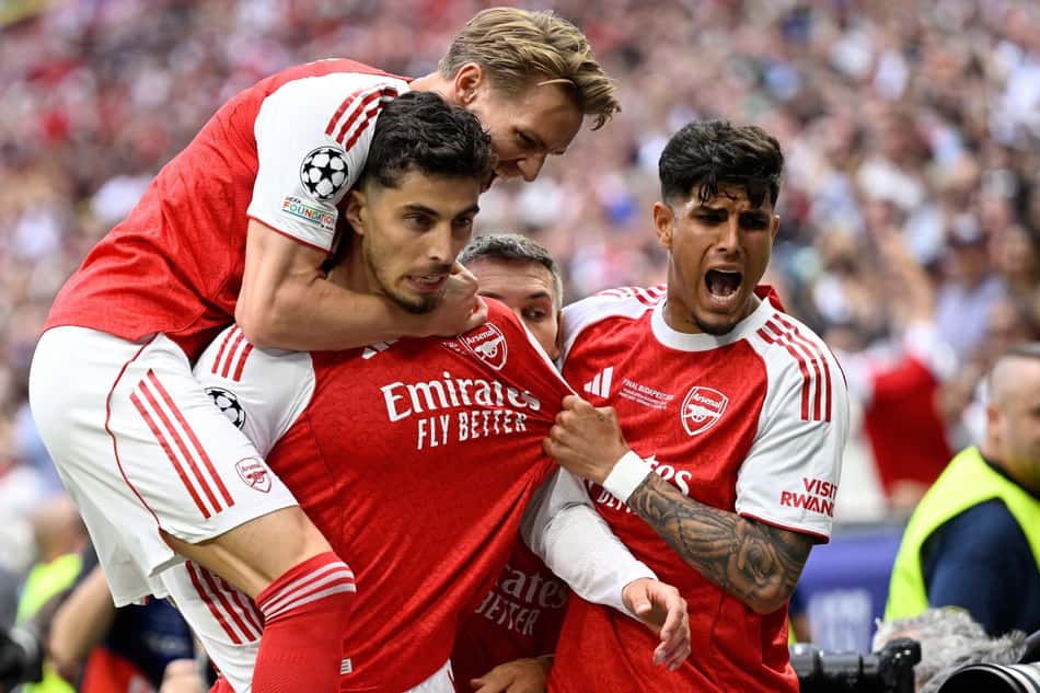Havertz, Odegaard e Hincapie comemoram gol do Arsenal comemoram gol sobre o PSG na final da Champions League