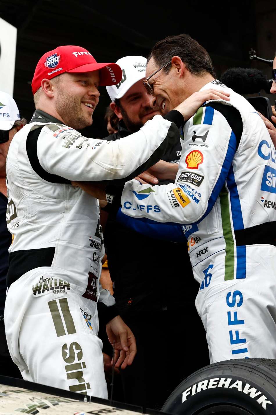 Helio Castroneves cumprimenta o vencedor da Indy 500 Felix Rosenqvist